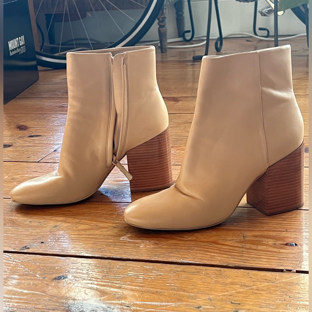 Creme leather chunky heel booties Sz9 (39) w/ side zipper, by Mercedes Castillo.